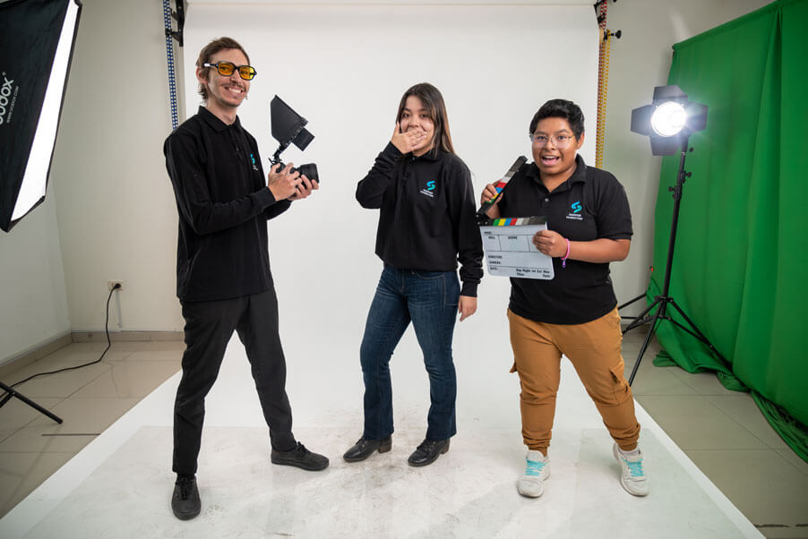 Equipo de Sinopsis Marketing grabando video profesional en Arequipa